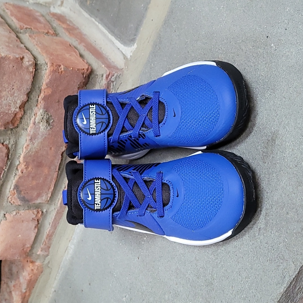 NWOB Boys Nike Sneakers 1Y 1 Big Kid